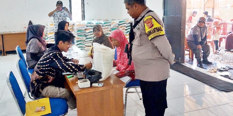 Pendampingan Penyaluran Bantuan Pangan Cadangan Beras Pemerintah di Desa Cikaobandung