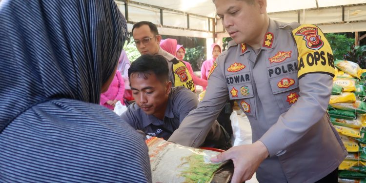 Untuk Menekan Inflasi di Kabupaten Purwakarta, Polres Purwakarta Gelar Pasar Murah