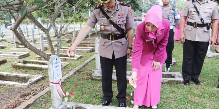 Bentuk Penghormatan Kepada Jasa Para Pahlawan, Jelang Hari Bhayangkara Ke-78 Polres Purwakarta Gelar Ziarah Kubur