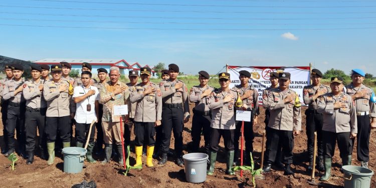 Sambut Hari Bhayangkara Ke-78, Polres Purwakarta Peduli Ketahanan Pangan Gelar Bakti Penanaman Pohon Pisang