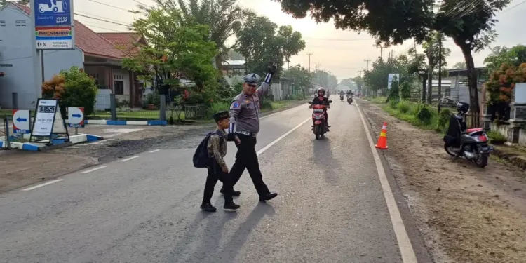 Kanit Lantas Polsek Cibatu Laksanakan Garut Lalin, Cegah Kepadatan Lalu Lintas dan Bantu Sebrangkan Anak Sekolah