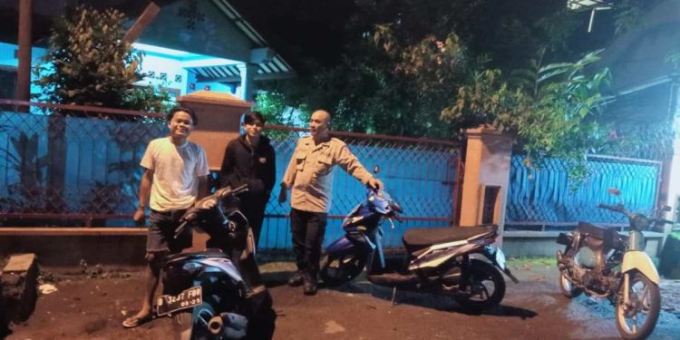 Anggota Polsek Pasawahan Laksanakan Patroli Malam Sampaikan Himbauan Kamtibmas Kepada Warga