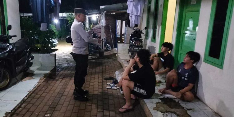 Sambang Malam, Bhabinkamtibmas Polsek Bungursari Polres Purwakarta Sosialisasikan Pencegahan Tindak Kejahatan
