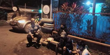 Sambangi Remaja Yang Sedang Nongkrong Di Pinggir Jalan Polsek Pasawahan Lakukan Patroli Dan Beri Himbauan Kamtibmas