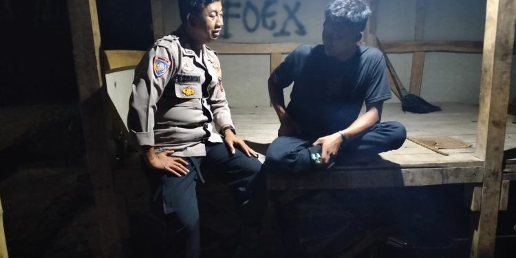 Bhabinkamtibmas Desa Cijati Kontrol Pos Kamling untuk Jaga Keamanan Warga