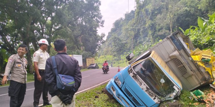 Gerak Cepat, Polisi Di Purwakarta Bantu Evakuasi Truk Pengangkut Telur Yang Terguling Di Maniis