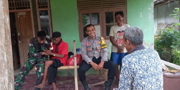 Melalui Pendekatan Humanis, Bhabinkamtibmas dan Babinsa Sambangi Warga Desa Cikadu