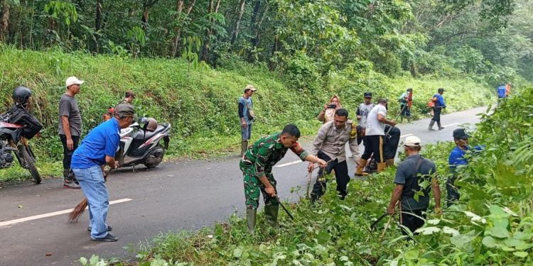Bhabinkamtibmas, TNI, dan Muspika Cibatu Bersama Warga Gotong Royong Bersihkan Bahu Jalan di Desa Cipancur
