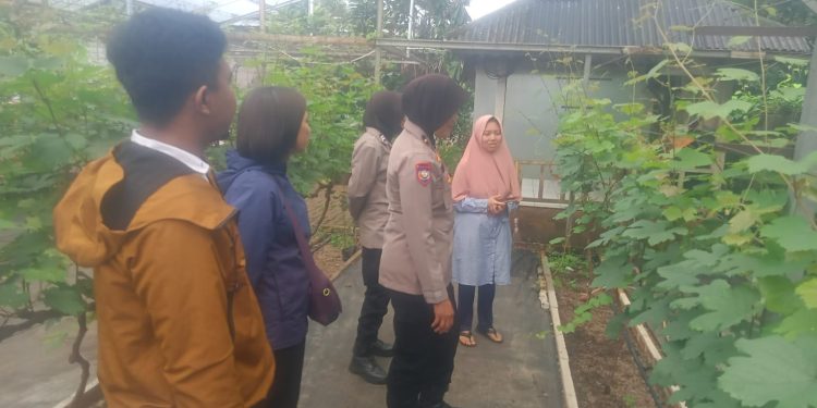 Binmas Polsek Purwakarta Kota Ajak Masyarakat Manfaatkan Lahan Pekarangan Rumah Untuk Bercocok Tanam