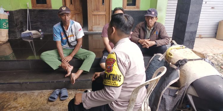 Sambangi Rumah Warga, Bhabinkamtibmas Polsek Bungursari Polres Purwakarta Pererat Komunikasi dan Keamanan