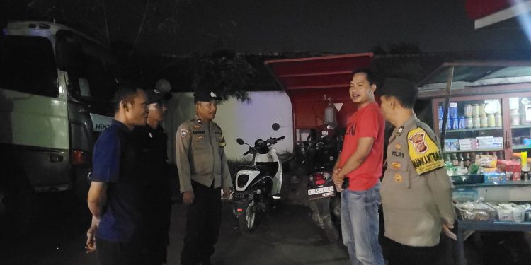 Tingkatkan Pengawasan, Polsek Bungursari Polres Purwakarta Gelar Patroli Malam Blue Light di SPBU
