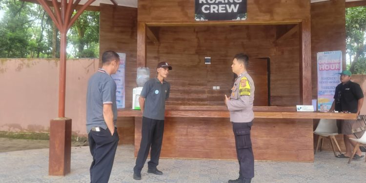 Pererat Silaturahmi, Bhabinkamtibmas Polsek Bungursari Polres Purwakarta Sambangi Komunitas Security