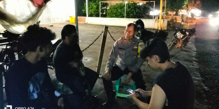 Rutin Sambang Malam, Bhabinkamtibmas Polsek Bungursari Polres Purwakarta Cegah Gangguan Kamtibmas