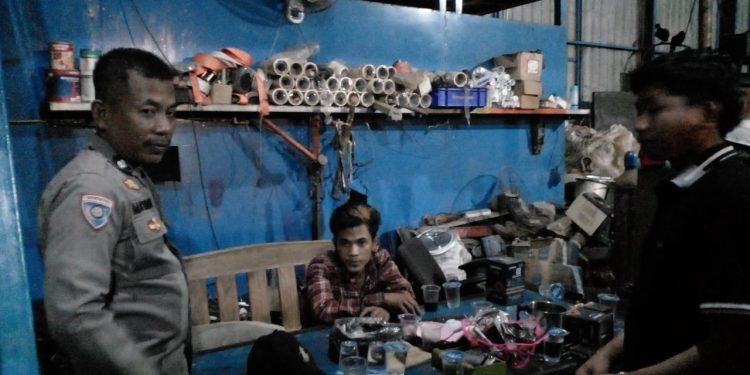 Bhabinkamtibmas Polsek Bungursari Polres Purwakarta Berikan Himbauan Kamtibmas Saat Sambang Malam