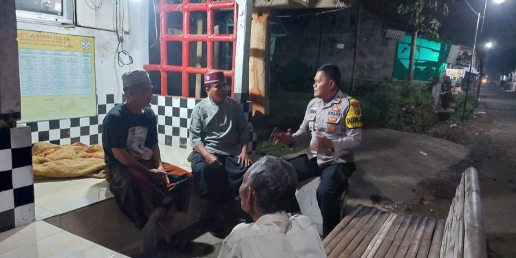 Bhabinkamtibmas Polsek Cibatu Sambangi Warga, Sosialisasikan Operasi Pekat Lodaya 2025
