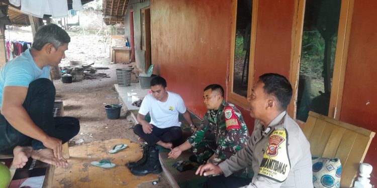 Bhabinkamtibmas Polsek Cibatu Sambangi Warga, Sosialisasikan Operasi Pekat Lodaya 2025