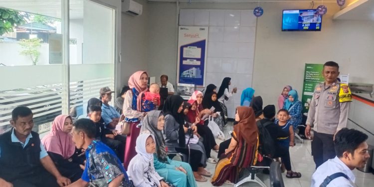 Bhabinkamtibmas Polsek Cibatu Sambangi Warga, Sosialisasikan Operasi Pekat Lodaya 2025