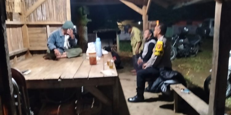 Bhabinkamtibmas Sambangi Warga yang Melaksanakan Ronda Malam
