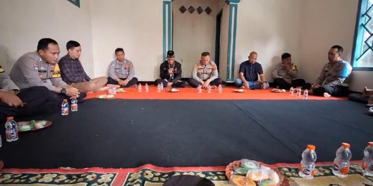 Anak Yatim Terima Santunan dalam Kegiatan Binrohtal Polsek Bungursari Polres Purwakarta