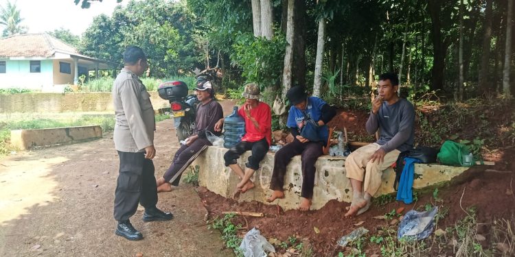 Lewat Sambang, Bhabinkamtibmas Polsek Bungursari Polres Purwakarta Rangkul Komunitas dalam Menjaga Kondusivitas