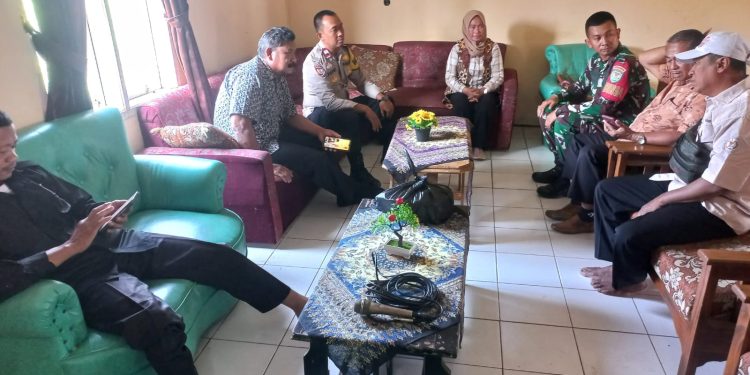 Bhabinkamtibmas Polsek Bungursari Polres Purwakarta Sambang ke Kantor Desa, Bahas Keamanan dan Ketertiban