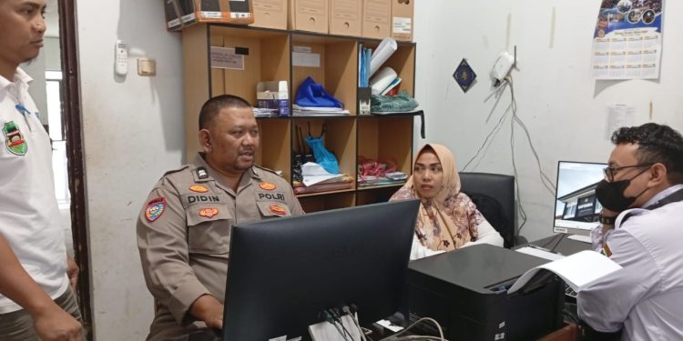 Bhabinkamtibmas Lebak Anyar Sambang Aparatur Desa Guna Ketahui Perkembangan Dan Kegiatan Yang Ada Di Wilayah Binaanya