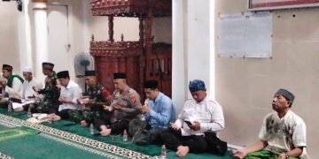 Kapolsek dan Bhabinkamtibmas Laksanakan Tarawih Keliling, Pererat Silaturahmi dengan Warga