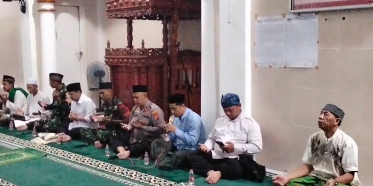 Kapolsek dan Bhabinkamtibmas Laksanakan Tarawih Keliling, Pererat Silaturahmi dengan Warga