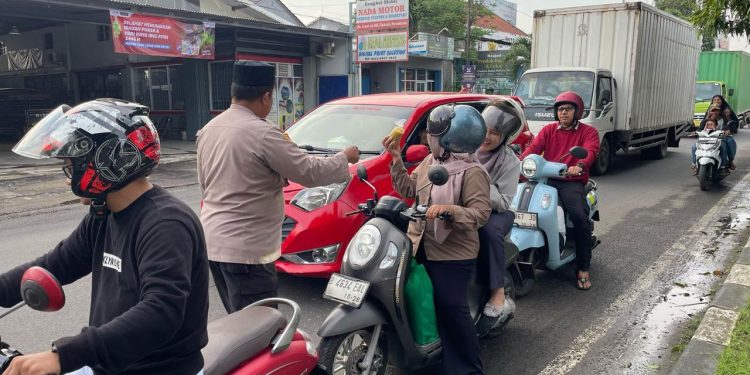 Polres Purwakarta Berbagai, Polsek Purwakarta Bagikan Takjil Ke Masyarakat