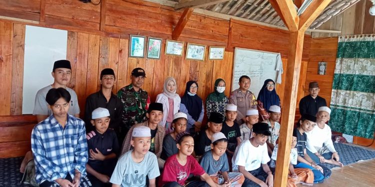 Bersama Bhabinsa, Bhabinkamtibmas Polsek Plered Lakukan Pendampingan Pemeriksaan Kesehatan Di Pondok Pesantren