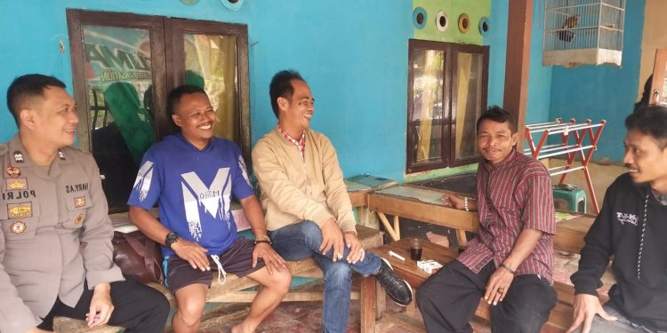 Kanit Reskrim Bersama Bhabinkamtibmas Polsek Pasawahan Jalin Keakraban Dengan Warga Masyarakat Sambang Ke Rumah Warga Desa Salamjaya Kecamatan PondokSalam