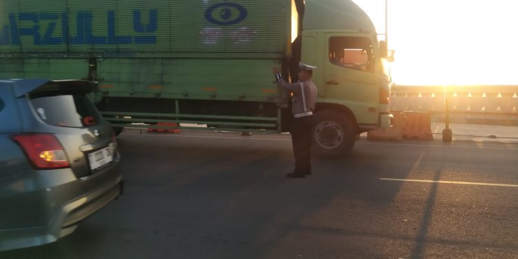 Polsek Bungursari Atur Lalu Lintas di Jalan Raya untuk Antisipasi Kemacetan Pagi Hari