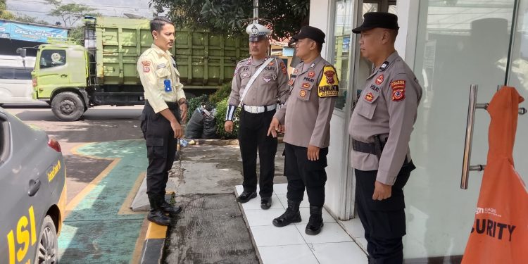 Polsek Bungursari Polres Purwakarta Rutin Patroli ke Minimarket hingga Pemukiman, Warga Dihimbau Tetap Waspada