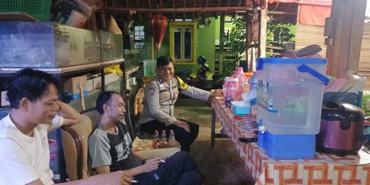 Bhabinkamtibmas Polsek Bungursari Polres Purwakarta Ikut Ronda Malam, Perkuat Keamanan Lingkungan