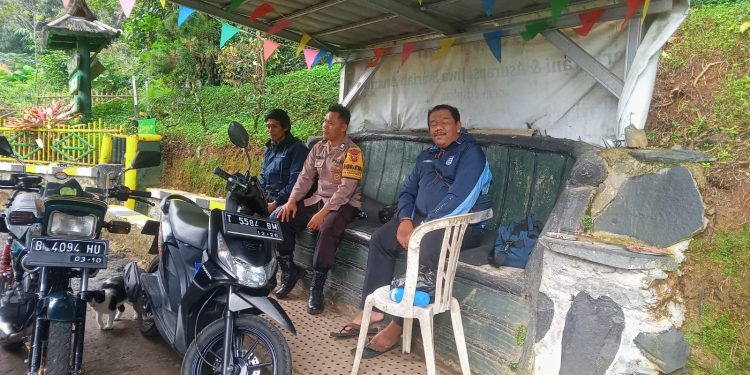 Bhabinkamtibmas Polsek Kiarapedes Polres Purwakarta melaksanakan sambang dengan warga masyarakat memberikan himbauan kamtibmas