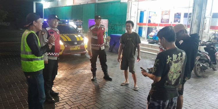 Jaga Kondusifitas di Bulan Ramadhan, Bhabinkamtibmas Polsek Cibatu Gelar Patroli di Wilayah Binaannya