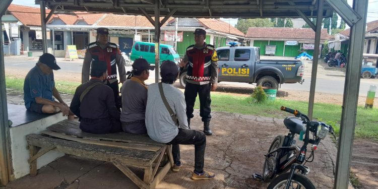 Jaga Kondusifitas di Bulan Ramadhan, Bhabinkamtibmas Polsek Cibatu Gelar Patroli di Wilayah Binaannya