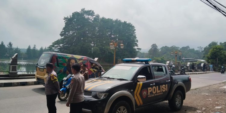 Bhabinkamtibmas Desa Kembangkuning Sambangi Warga Usai Salat Tarawih, Pererat Silaturahmi dan Jaga Kamtibmas