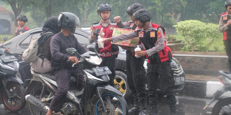 Sambil Patroli, Sat Samapta Polres Purwakarta Bagikan Takjil Ke Masyarakat
