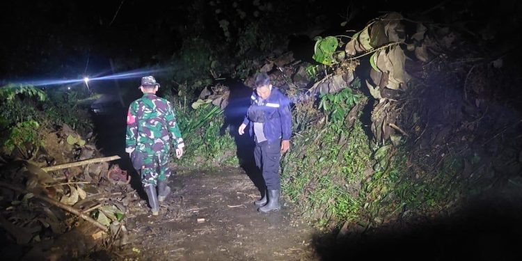 Sinergitas TNI-Polri Di Purwakarta, Bhabinkamtibmas Da  Babinsa Cek Lokasi Kejadian Longsor yang Mengakibatkan Akses Jalan Warga Terputus