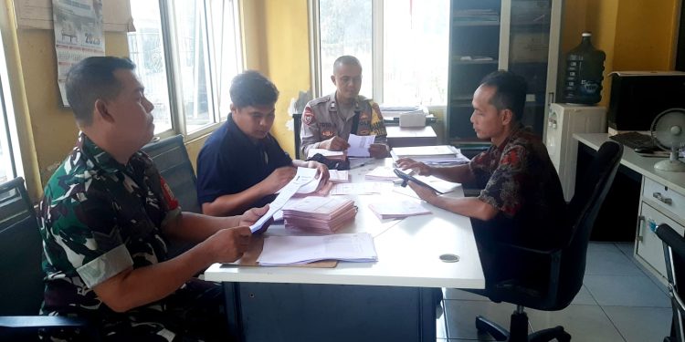 Jaga Kamtibmas di Bulan Ramadhan, TNI-Polri Cibatu Sambangi Warga dan Beri Imbauan Keamanan