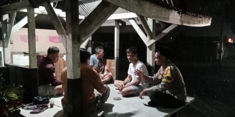 Jaga Kamtibmas di Bulan Ramadhan, TNI-Polri Cibatu Sambangi Warga dan Beri Imbauan Keamanan