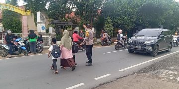 Jaga Kamtibmas di Bulan Ramadhan, TNI-Polri Cibatu Sambangi Warga dan Beri Imbauan Keamanan