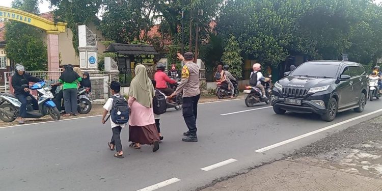 Jaga Kamtibmas di Bulan Ramadhan, TNI-Polri Cibatu Sambangi Warga dan Beri Imbauan Keamanan