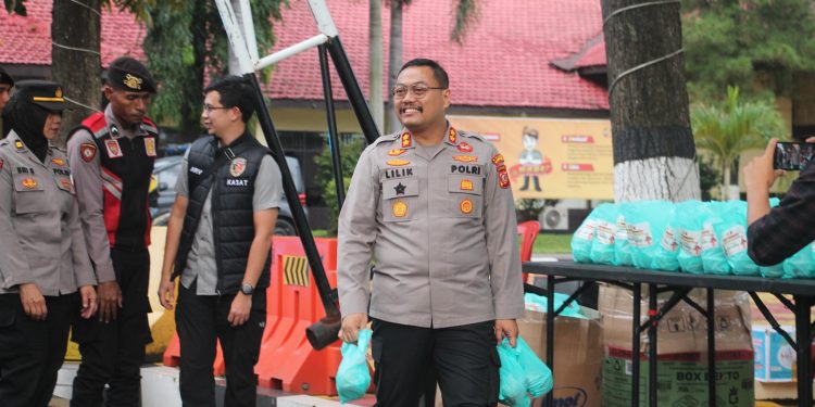 Indahnya Berbagi, Kapolres Purwakarta Bagikan Takjil Ke Masyarakat