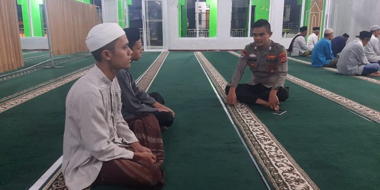 KEGIATAN KULTUM BA’DA SHALAT SUBUH POLSEK KIARAPEDES DI MASJID AL BAROKAH
