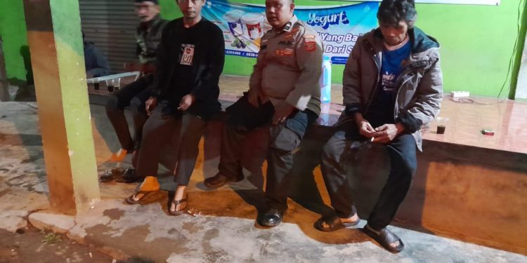Beri Rasa Aman Ke Masyarakat Bhabinkamtibmas Polsek Pasawahan Dengarkan Keluhan Warga