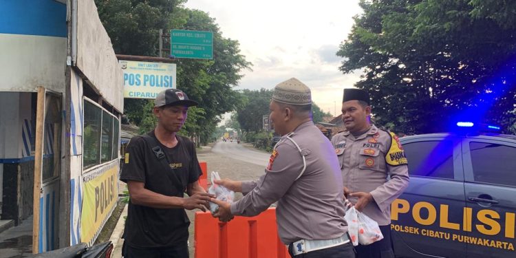 Polsek Cibatu Gelar Bakti Sosial, Bagikan Takjil untuk Warga Jelang Buka Puasa