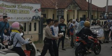 Polres Purwakarta Berbagi Berkah, Polsek Plered Bagikan Takjil Ke Masyarakat