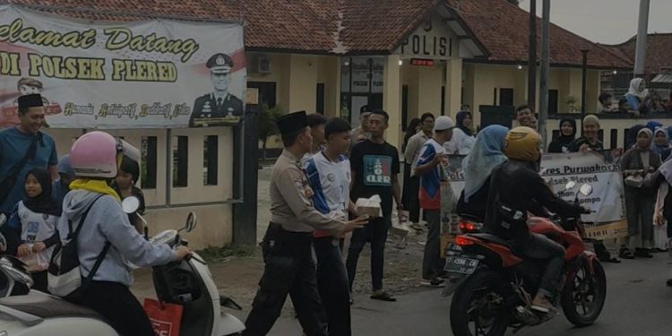 Polres Purwakarta Berbagi Berkah, Polsek Plered Bagikan Takjil Ke Masyarakat